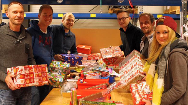 Maisel's Mitarbeiter packen Päckchen für bedürftige Kinder