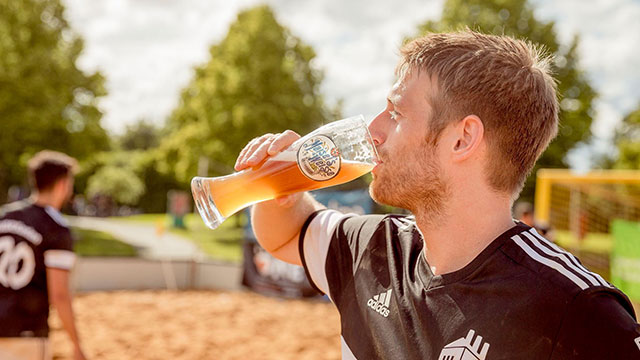 Wilde Liga -Spieler trinkt ein Maisel's Weisse Original