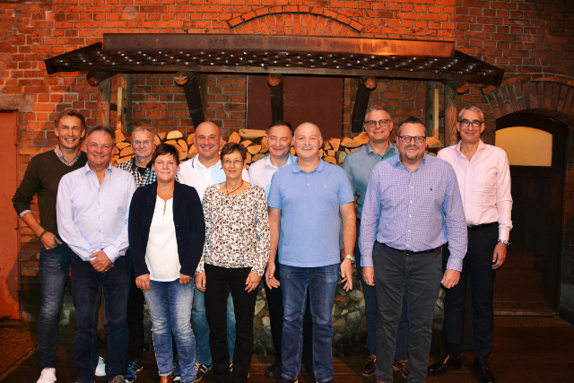 (v.l.n.r.): Brauereiinhaber Jeff Maisel, Otmar Meyer, Franz Behmer, Michaela Greef-Lang, Marco Schott, Petra Hofmann, Herbert Hermannsdöfer, Michael Holl, Geschäftsführer Braubetrieb Marc Goebel, Teamsprecher des Mitarbeiterrats Holger Heller, Vertriebsgeschäftsführer Hermann-Josef Boerger.