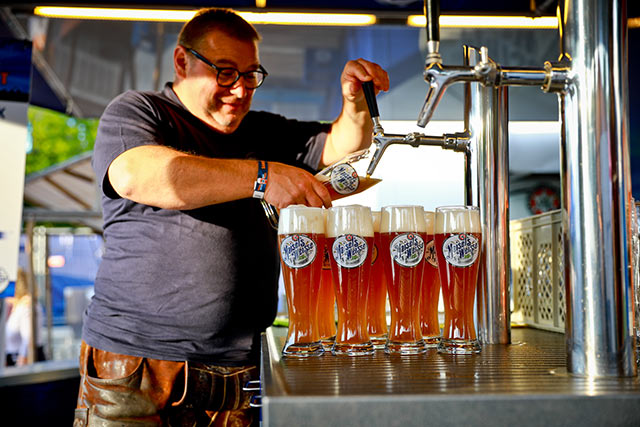 Mitarbeiter beim Bier zapfen